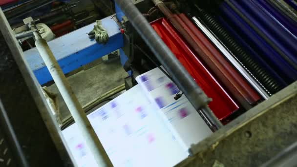 印刷プレス タイポグラフィ機械仕事の上のパンします。 — ストック動画