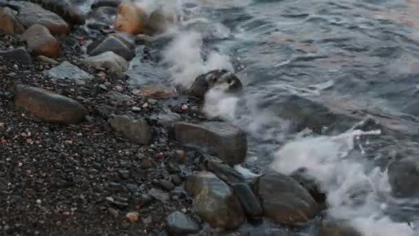 Víz a tengerparton kő — Stock videók