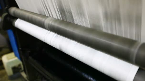 Detalhe do rolo de impressão da máquina de imprensa no trabalho — Vídeo de Stock