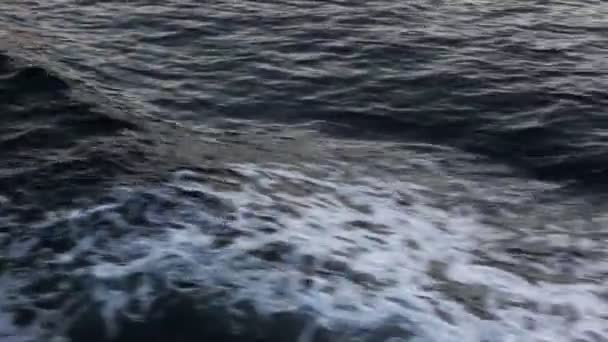 Κυματισμός του νερού στη θάλασσα ηλιοβασίλεμα — Αρχείο Βίντεο