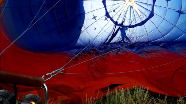 Воздушный шар перед стартом и силуэт человека — стоковое видео