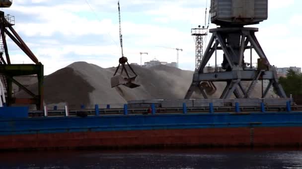 Ship's crane at work — Stock Video