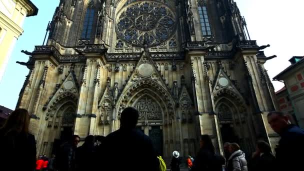 Vista de la antigua catedral de la praga en la mañana de otoño — Vídeo de stock