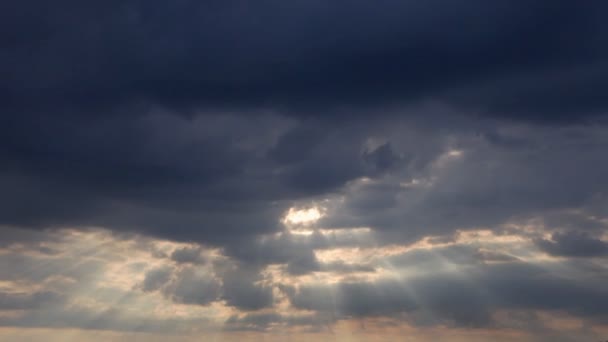 Nascer do sol com nebulosidade dura e luz volumétrica — Vídeo de Stock