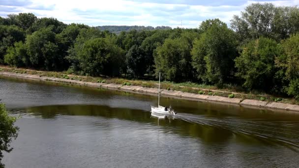 Pequena barcaça flutuando no rio — Vídeo de Stock