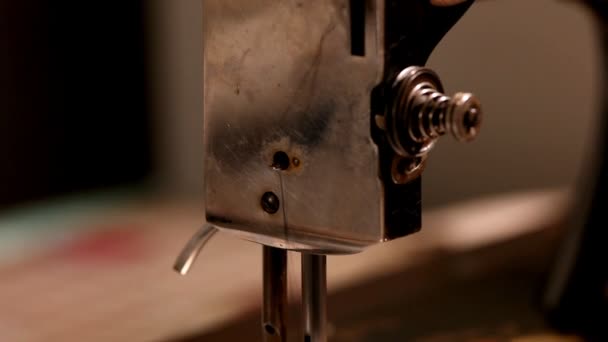 Pan en la máquina de coser primer plano — Vídeo de stock