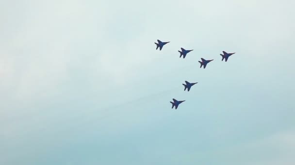Zhukovsky, Ryssland - augusti 20: jets Visa team flyga i formation under maks-2011 airshow på augusti 20, 2011 i zhukovsky, Ryssland — Stockvideo