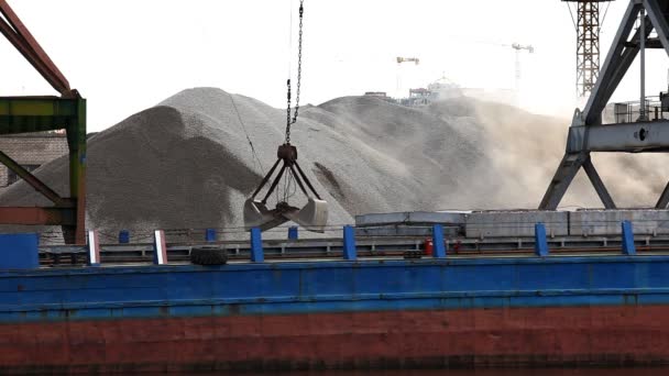 Baggerarbeiten im Flussdock — Stockvideo