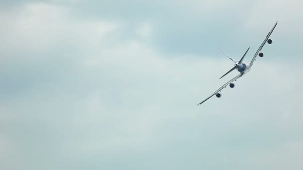 Uçak gökyüzünde hava gösterisi sırasında uçmak. — Stok video