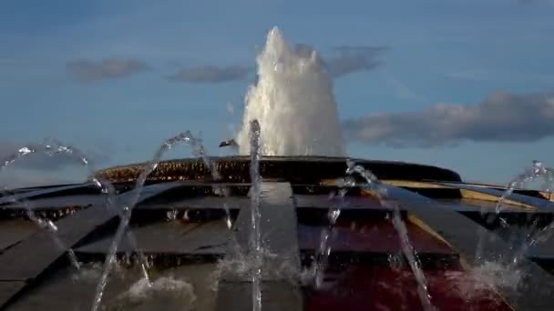 Uitzicht op de fontein met wolken — Stockvideo