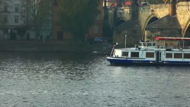 Fritidsbåtar flytta på floden vltava i Prag höst solnedgång — Stockvideo