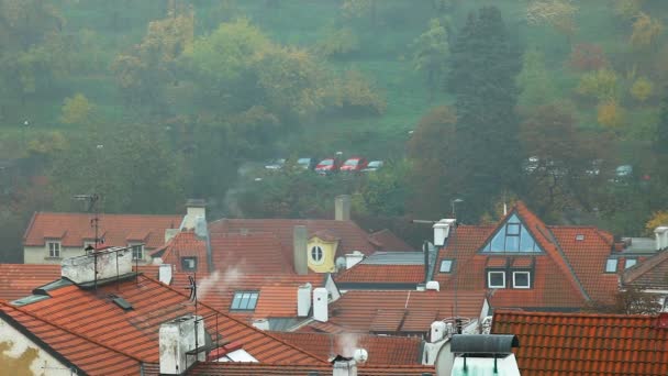 Telhados antigos de Praga na manhã de outono com fumaça do cachimbo — Vídeo de Stock
