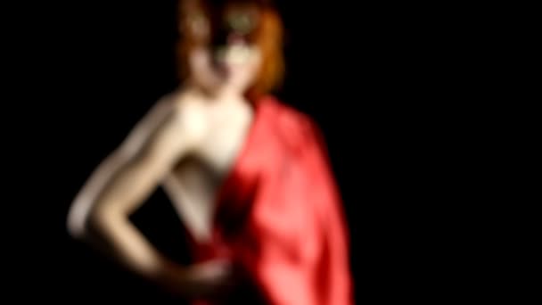 Focus sur Femme rouge masquée dans l'obscurité — Video