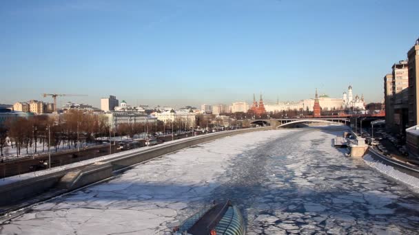 Kremlin van Moskou en boot in rivier time-lapse bij zonsondergang in de winter — Stockvideo