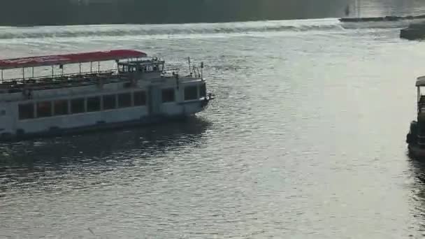 Barcos de prazer se movem em vltava lapso de tempo do rio — Vídeo de Stock