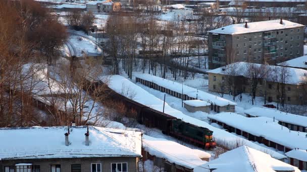 Τρένο με φορτίο στην πόλη του χειμώνα — Αρχείο Βίντεο