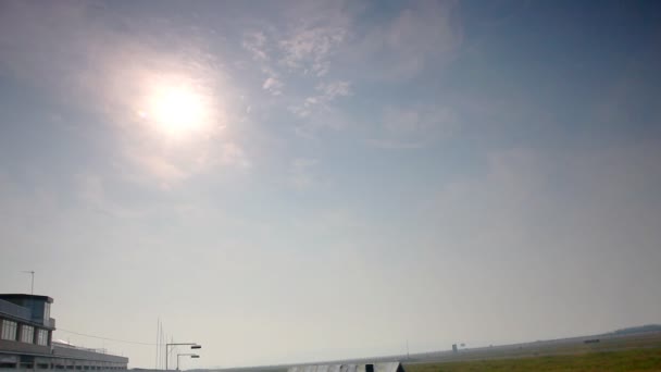 Панорама о пустой гонке в солнечное утро — стоковое видео