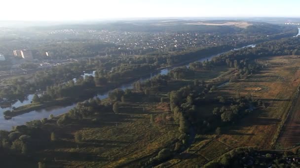 Vista sobre el paisaje llano y el río desde el globo aerostático — Vídeos de Stock