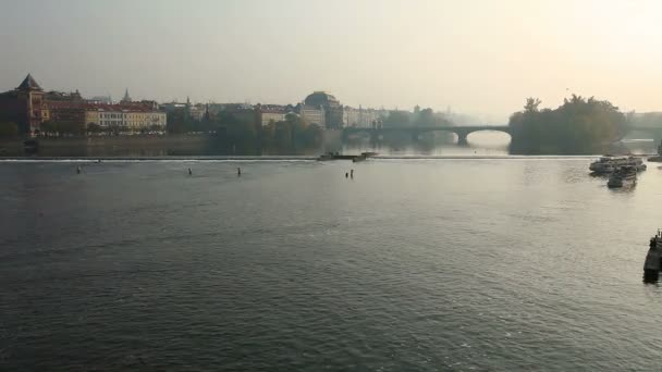 Bateaux de plaisance sur la rivière vltava au coucher du soleil d'automne — Video