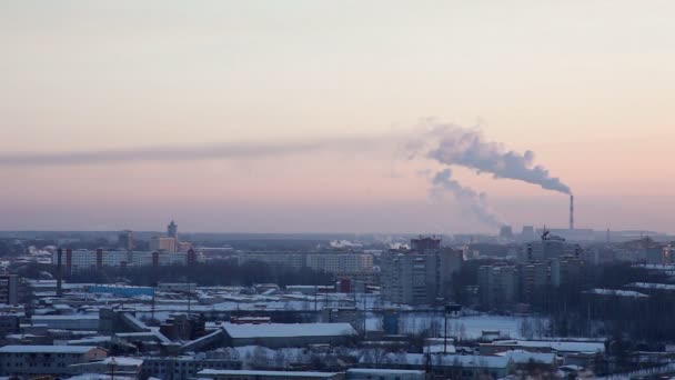 Ville d'hiver au coucher du soleil en Russie avec de la fumée 
