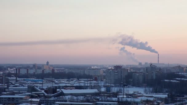 Città invernale al tramonto in Russia con il fumo — Video Stock