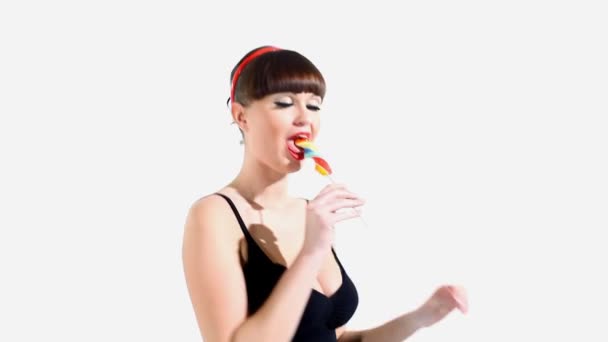 Σέξι γυναίκα τρώει καραμέλα και χαμόγελα — Αρχείο Βίντεο