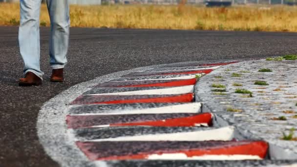 Man lopen op snelweg beurt — Stockvideo