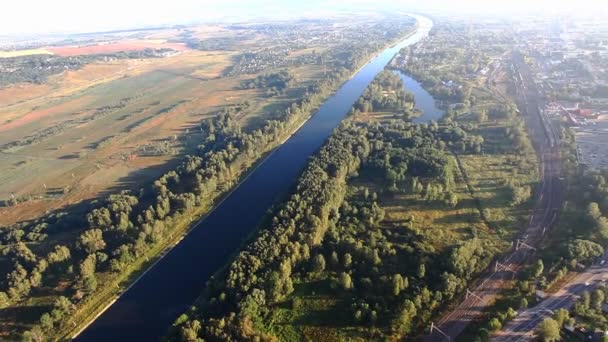 Vista sobre el río desde el globo aerostático — Vídeos de Stock