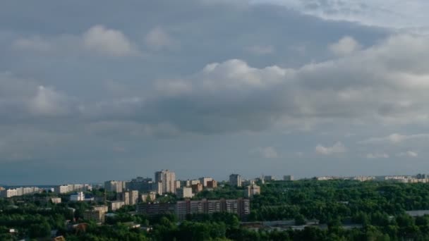 Amplíe la ciudad con lapso de tiempo en la nube — Vídeos de Stock