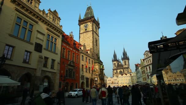 Туристы прогуливаются вечером на центральной площади Праги — стоковое видео