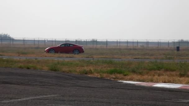 El coche rojo se mueve en carrera — Vídeos de Stock