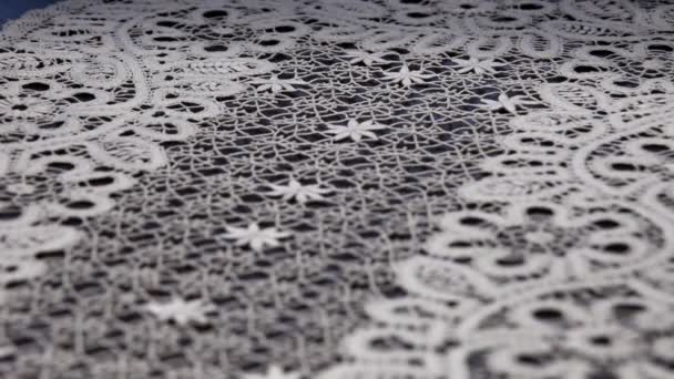 nappe blanche tricotée sur la table 