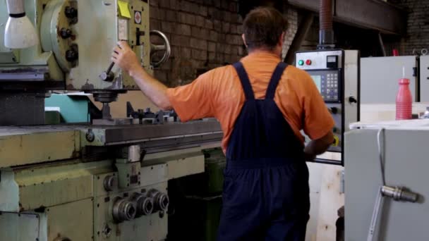 Man work with machine drill — Stock Video