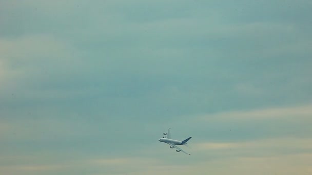 Flugzeuge fliegen am Himmel und drehen sich während der Flugschau — Stockvideo