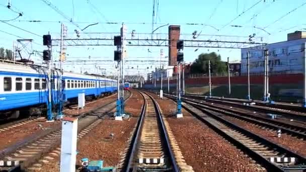 Переезд на железнодорожную станцию — стоковое видео
