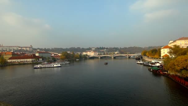 Barcos de recreio time lapse motion on vltava river in Prague — Vídeo de Stock