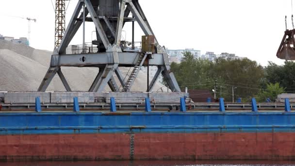 Große Kranarbeiten im Flussdock - Sand und Kies — Stockvideo