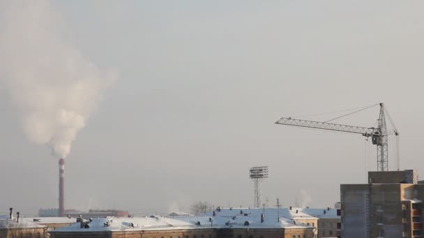 Труба с дымом в зимний рассвет — стоковое видео