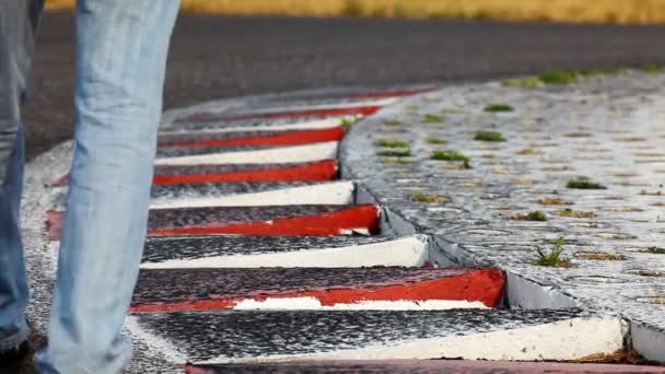 Man lopen uit race beurt — Stockvideo