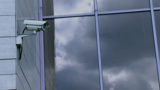 Камера Sequrity на зеркальной стене с облачным пейзажем — стоковое видео