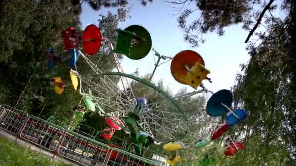 Rotation du carrousel dans le parc d'attractions — Video