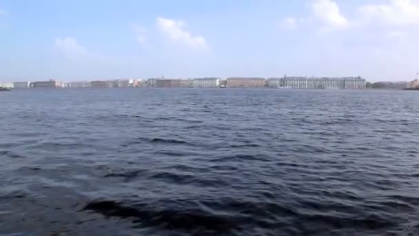 Vista sobre San Petersburgo desde el río — Vídeos de Stock