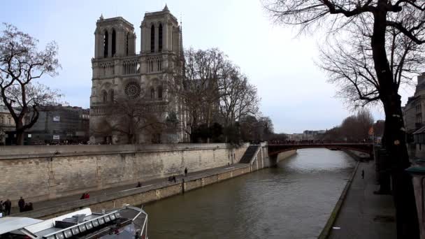 Notre Dame de Paris y barco de recreo en el canal — Vídeos de Stock