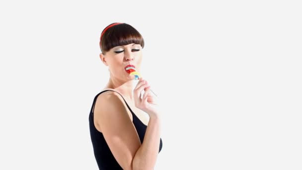 Сексуальна жінка їсть цукерки з бажанням — стокове відео