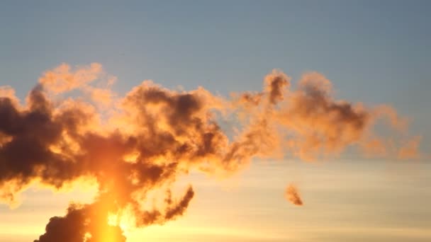 Fumée provenant du tuyau de la centrale thermique au coucher du soleil 