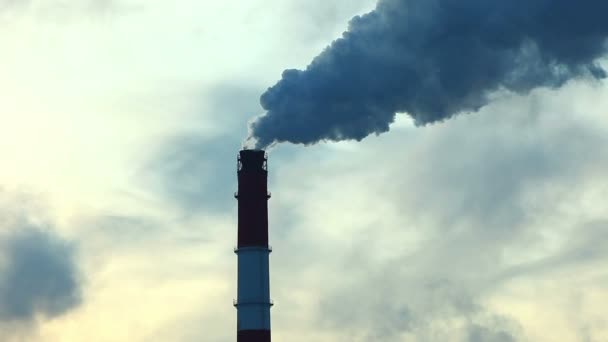 Vue rapprochée du tuyau avec fumée dans le ciel — Video