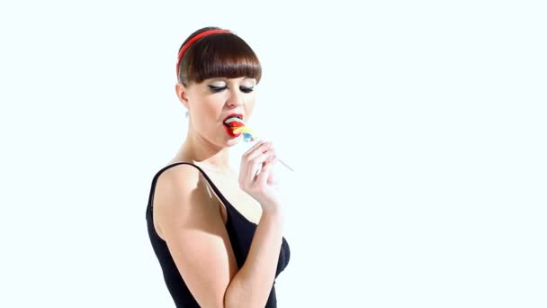 Сексуальна жінка їсть льодяник — стокове відео