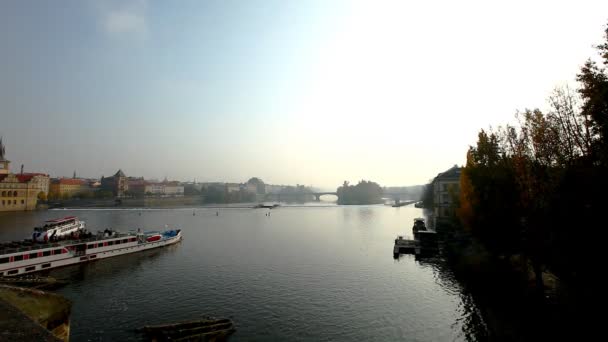 Blick von der Brücke auf den Fluss mit Ausflugsbooten bei Sonnenuntergang — Stockvideo