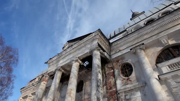 Övergivna kyrkan och sky tidsinställd — Stockvideo