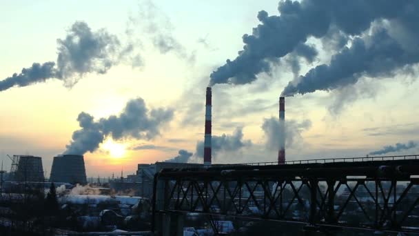 Χειμώνας βιομηχανική θέα κατά το ηλιοβασίλεμα με καπνό — Αρχείο Βίντεο